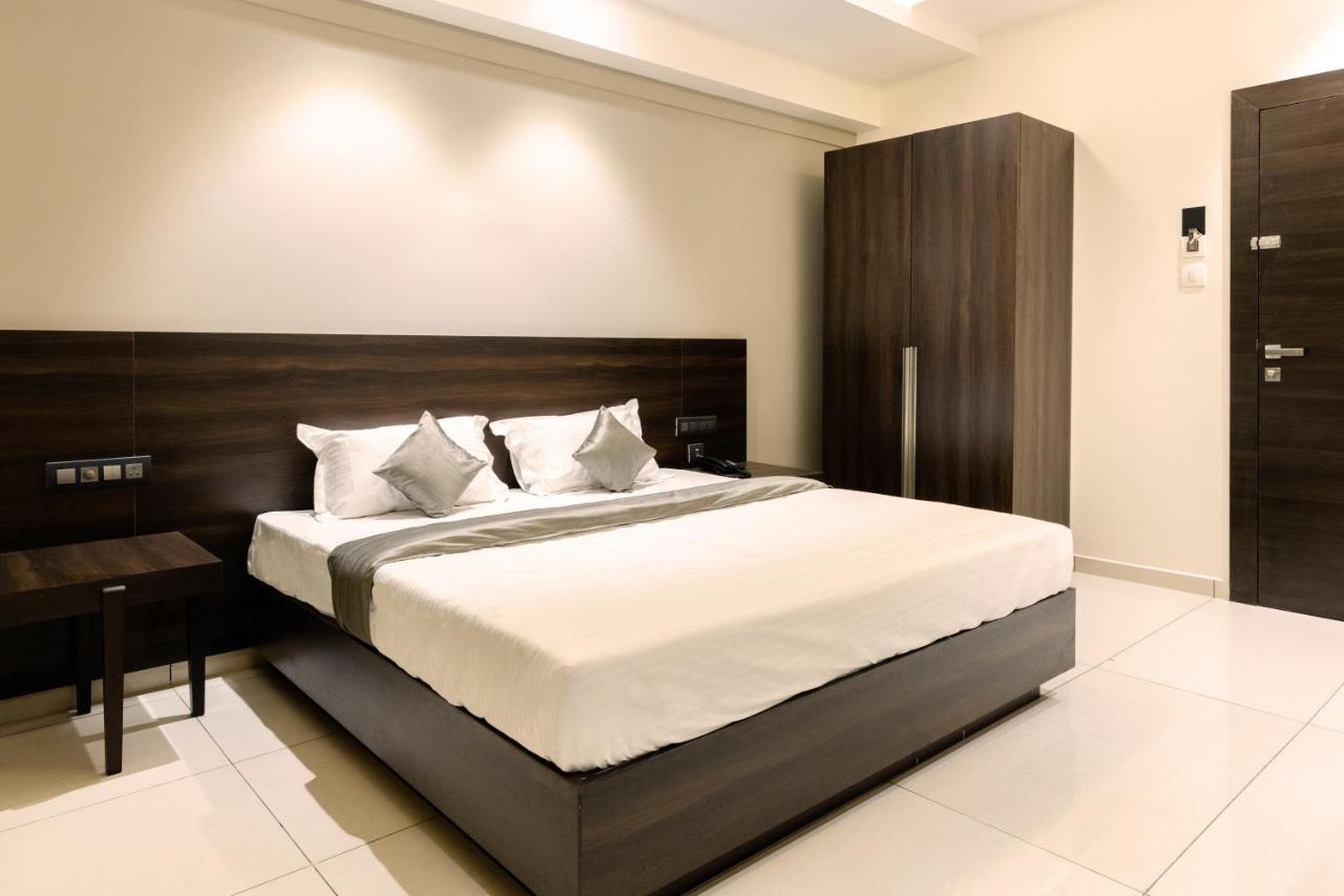 Hotel Paramount Suites&Service Apartments Mangaluru Exterior foto